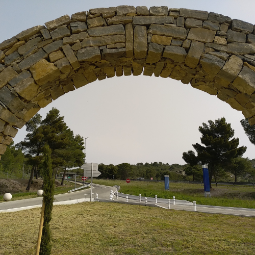 Arche en pierre sèche réalisée à Aubagne sur l’aire d’autoroute Marcel Pagnol, intégrée dans le paysage