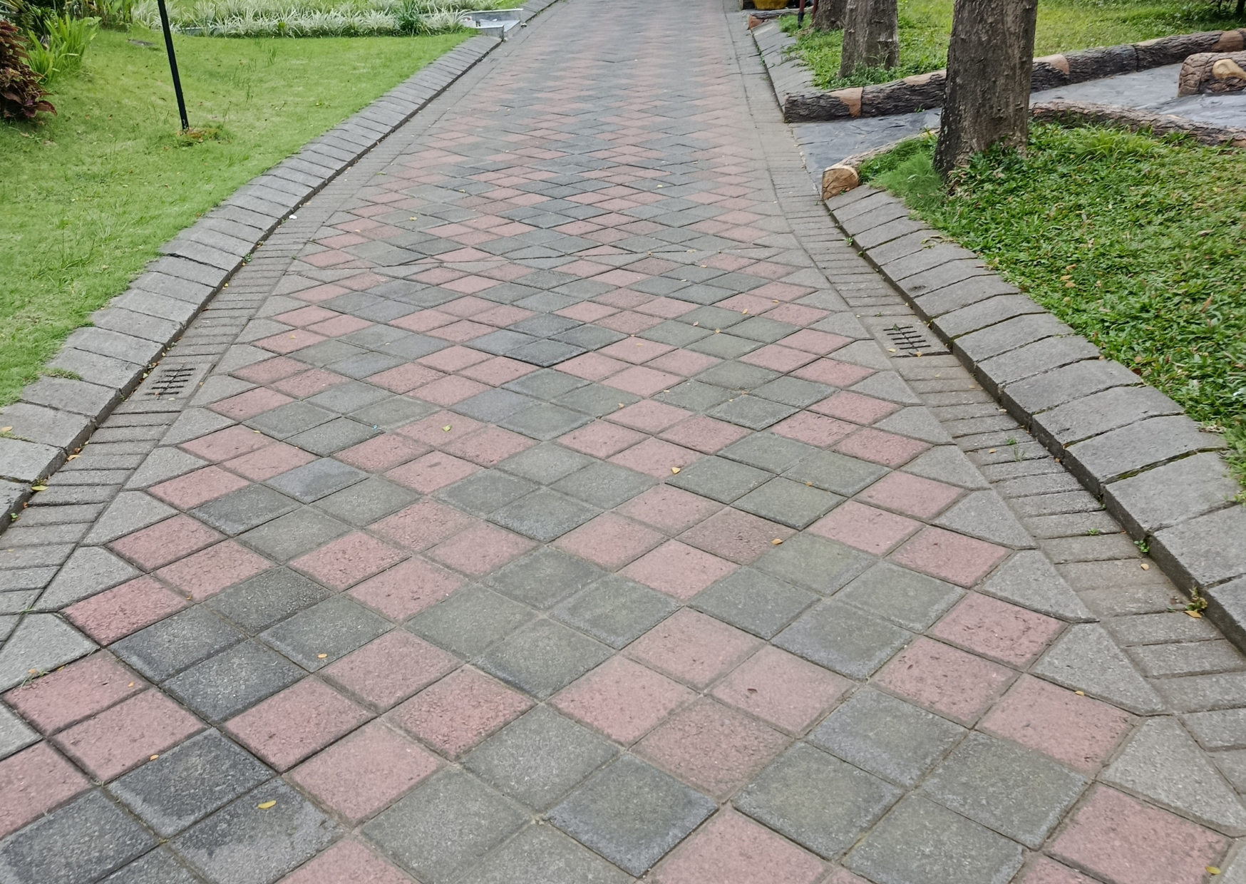 Allée extérieure en pavés pour accès maison avec revêtement de sol durable