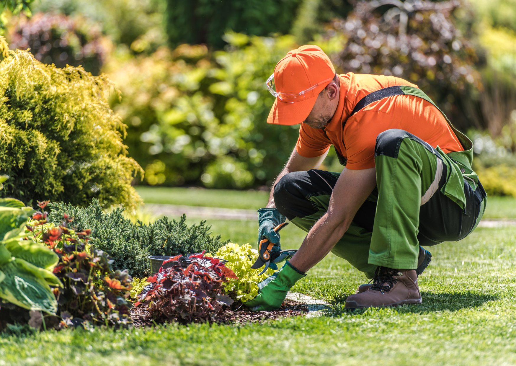 Artisan paysagiste en train d’aménager un jardin extérieur