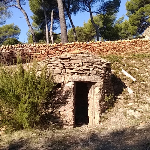 Borie en pierre sèche et mur traditionnel en Provence réalisé par artisan spécialisé