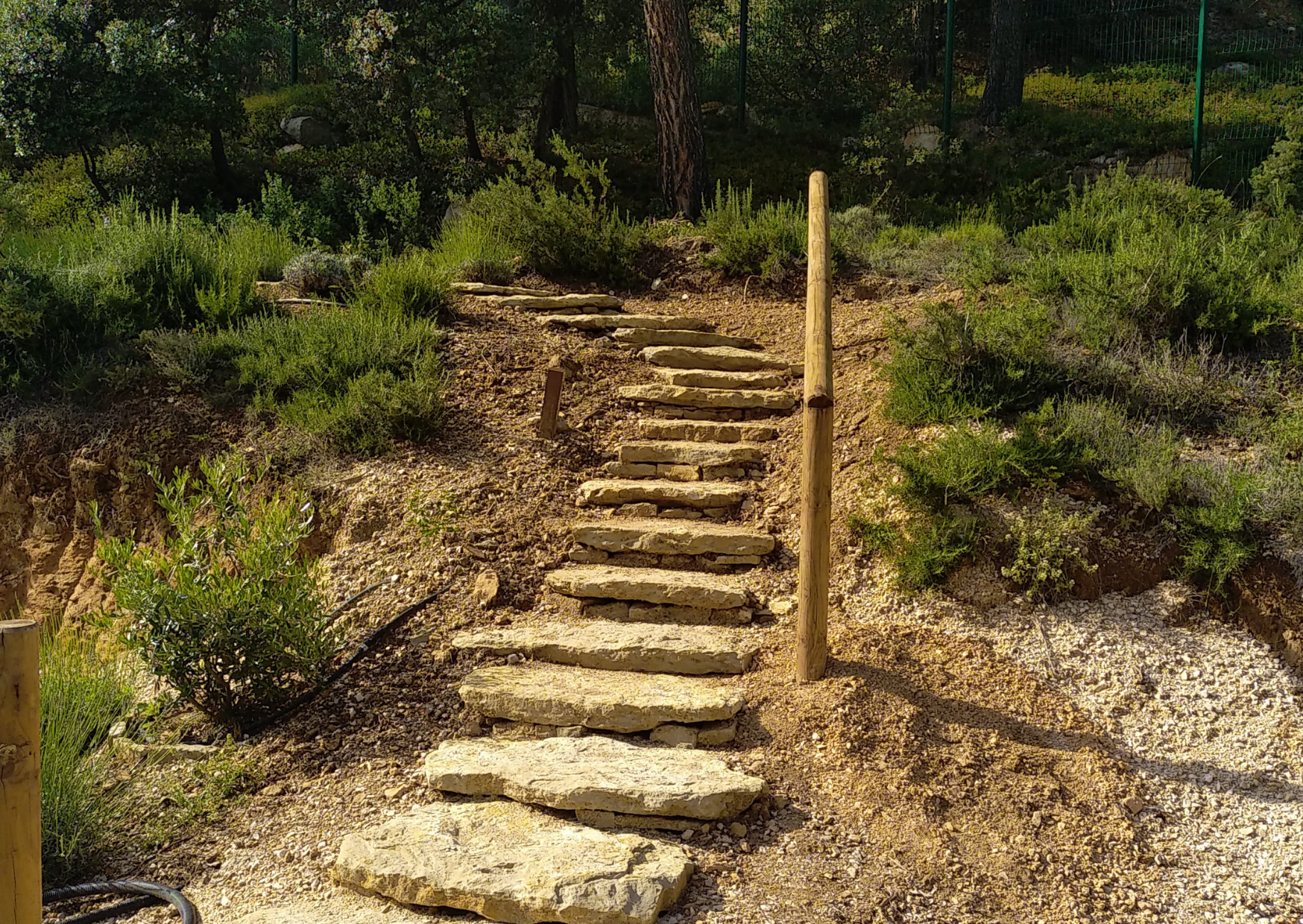 Escalier en pierre naturelle pour aménager un terrain en pente à Aubagne