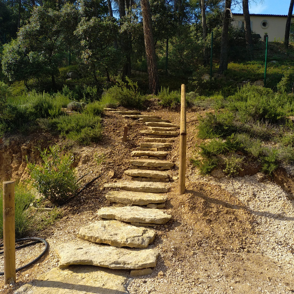 Escalier en pierre naturelle pour aménager un terrain en pente à Aubagne