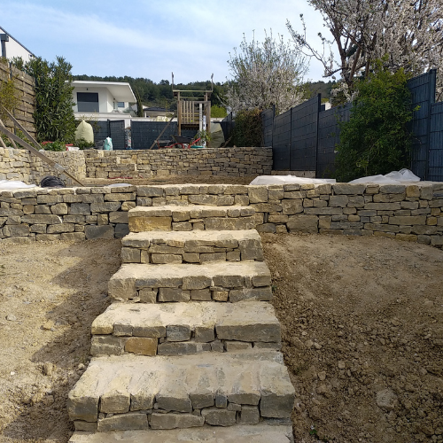 Escalier en pierre sèche avec restanques pour aménagement de terrain en pente