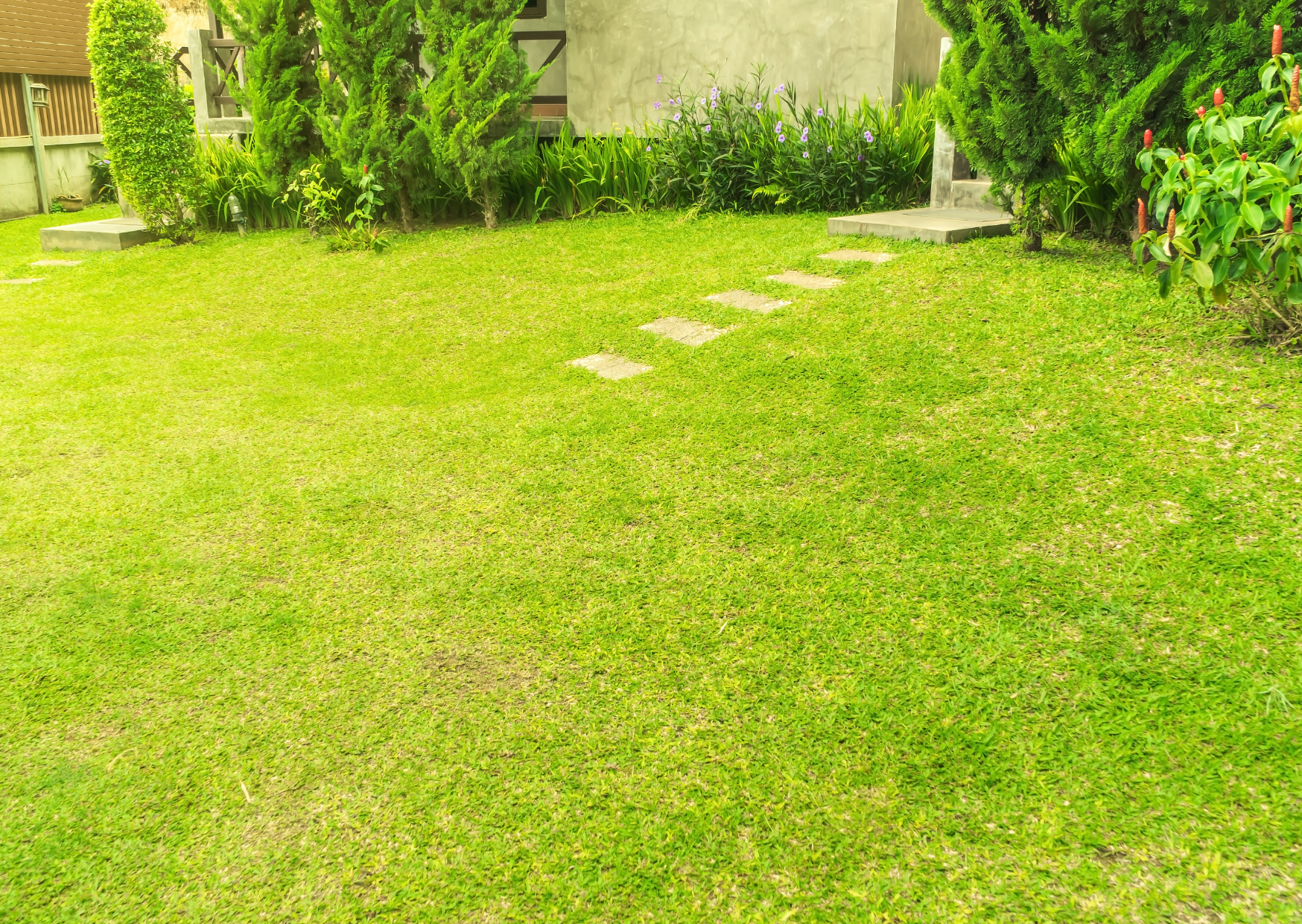 Aménagement de jardin avec pelouse et pas japonais pour structurer les circulations extérieures