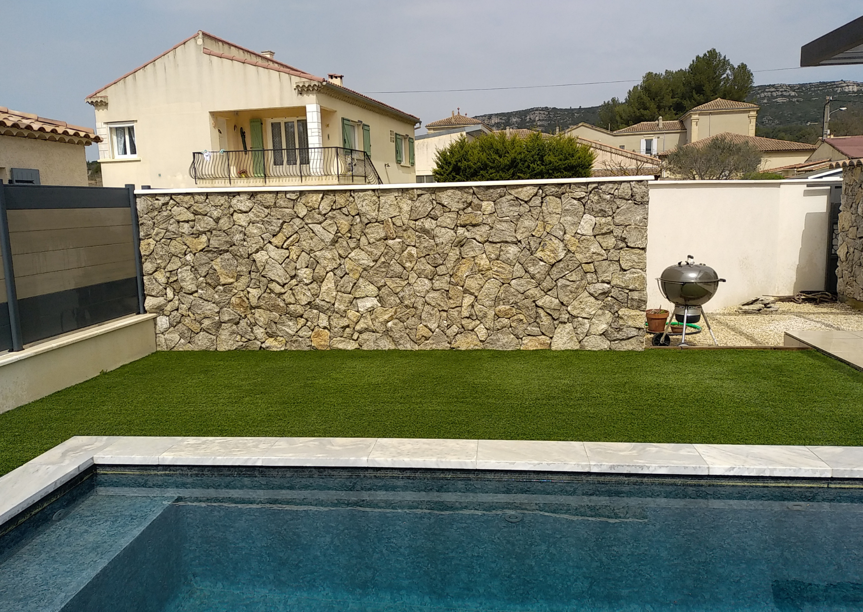 Mur en pierre naturelle pour aménagement extérieur avec piscine en région PACA