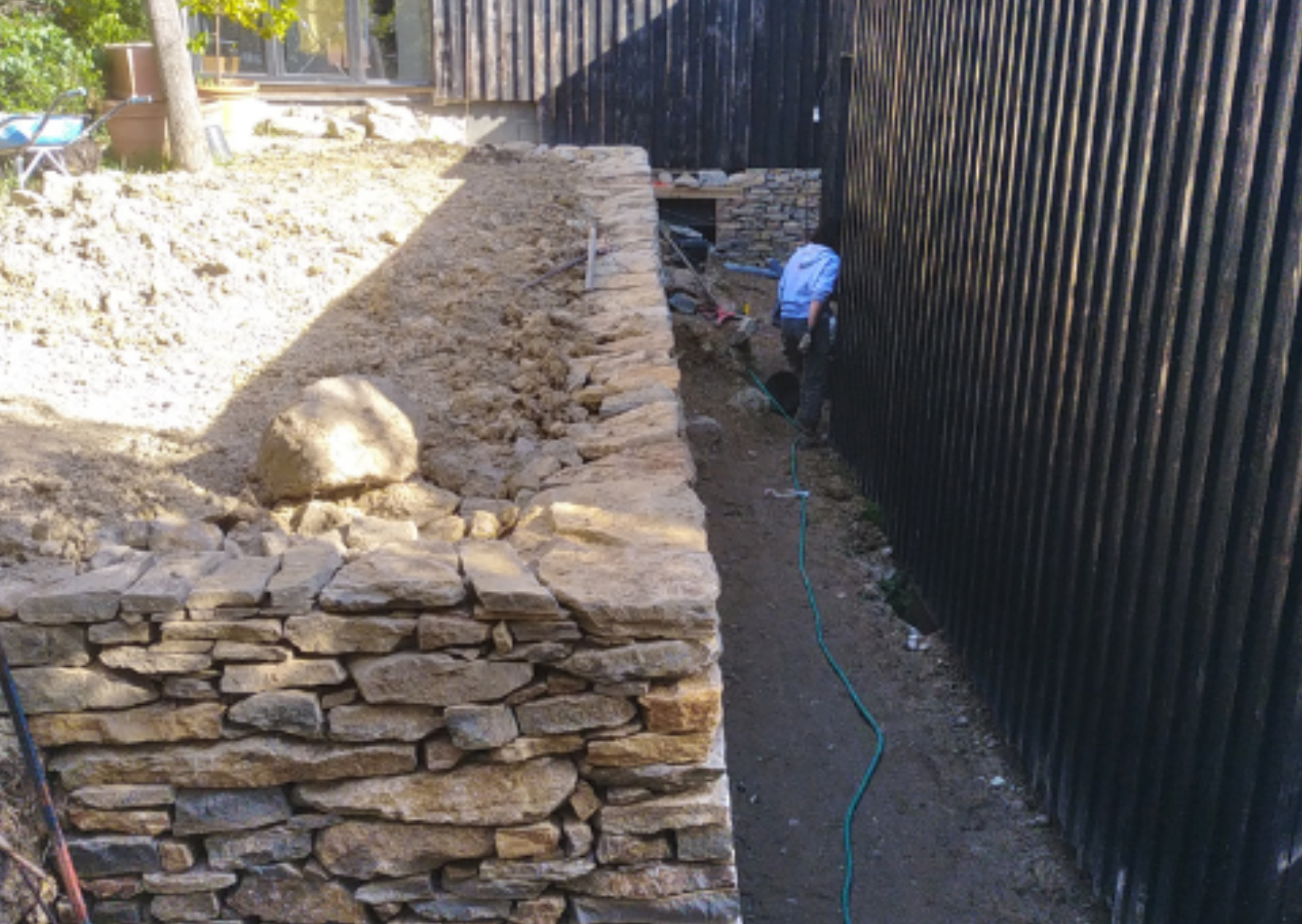 Construction d’un mur en pierre sèche pour soutènement de terrain en pente