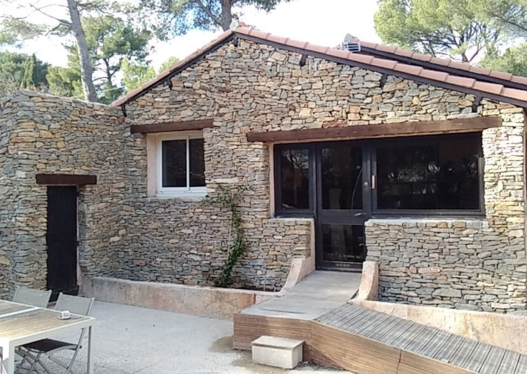 Façade de maison en pierre naturelle avec parement extérieur à La Ciotat