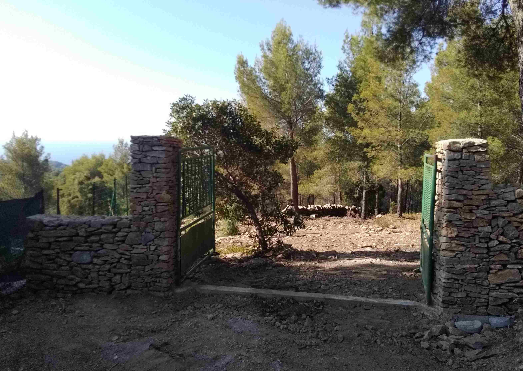 Piliers en pierre sèche pour entrée de terrain avec portail à La Ciotat