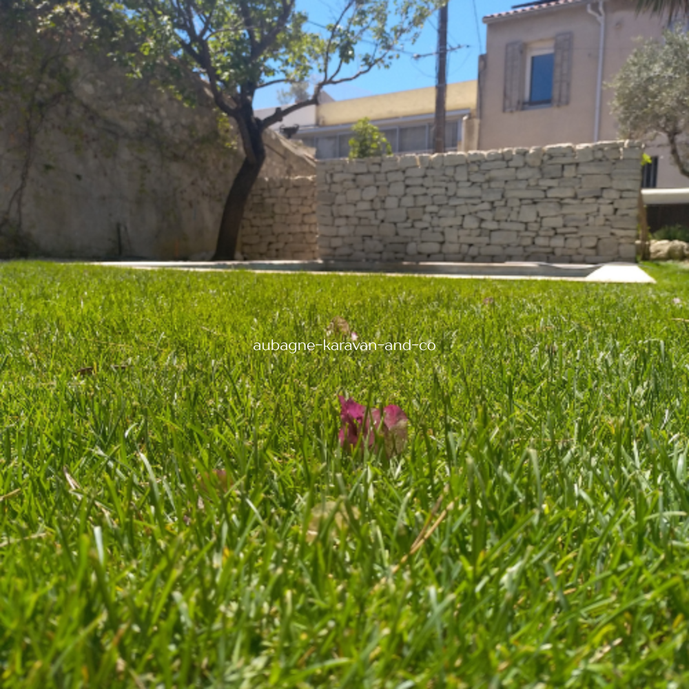 Aménagement de jardin avec pose de gazon et mur en pierre naturelle en région PACA