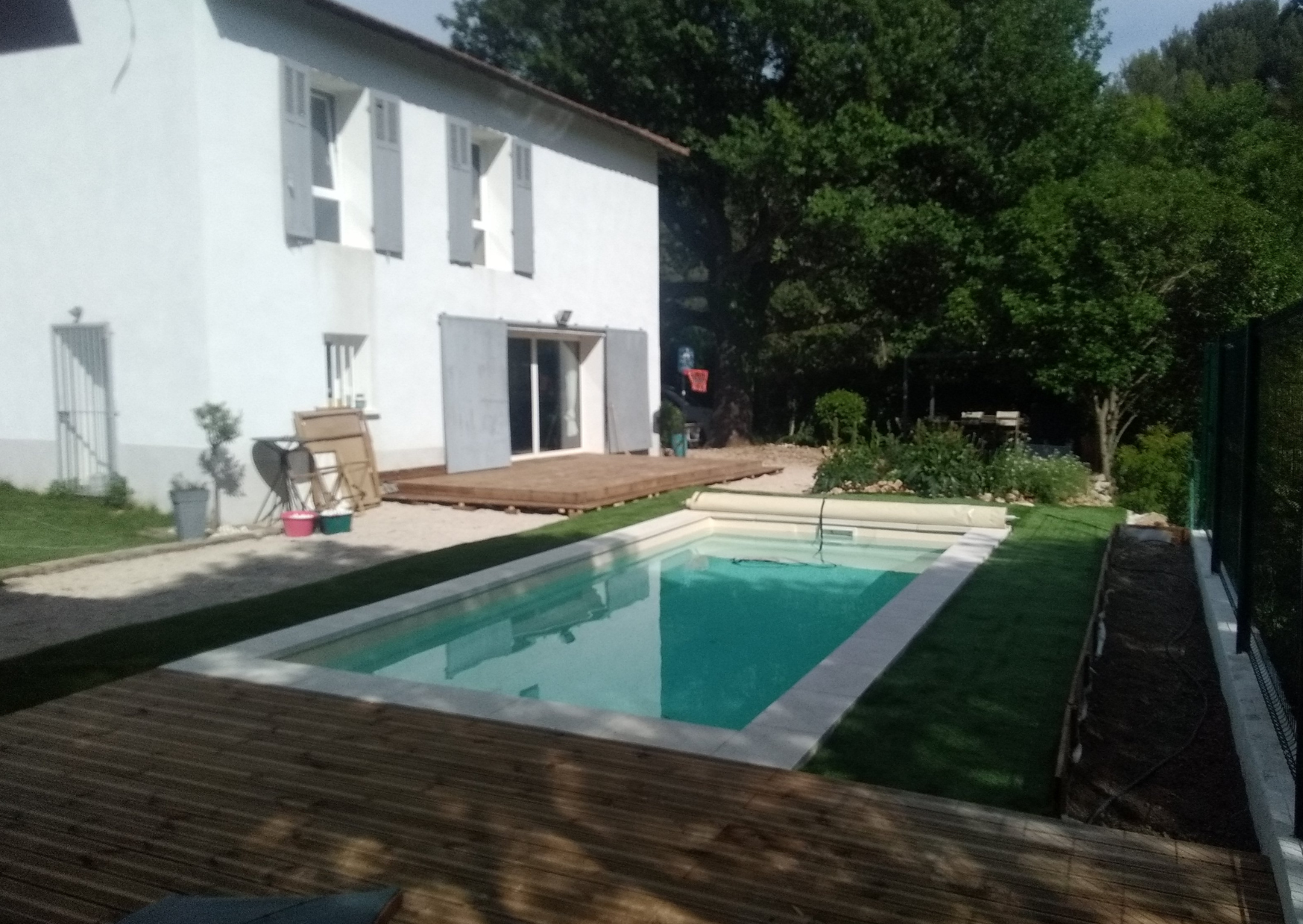 Terrasse en bois sur mesure avec piscine dans un jardin aménagé à Aubagne