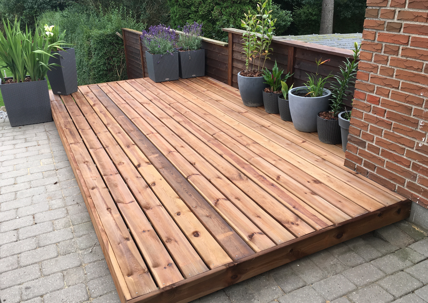 Terrasse en bois sur plots avec structure stable et aménagement extérieur