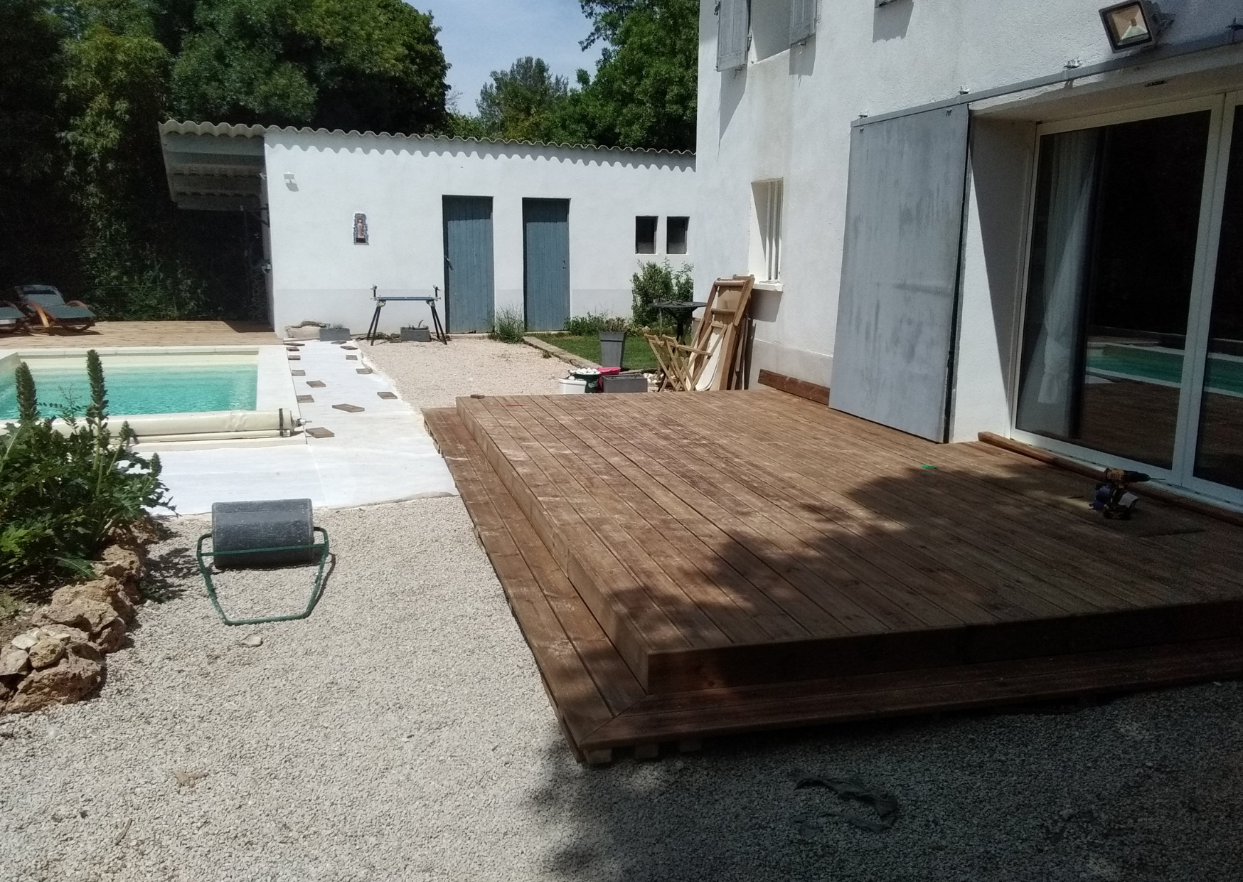 Terrasse en bois surélevée avec piscine et aménagement extérieur à Aubagne