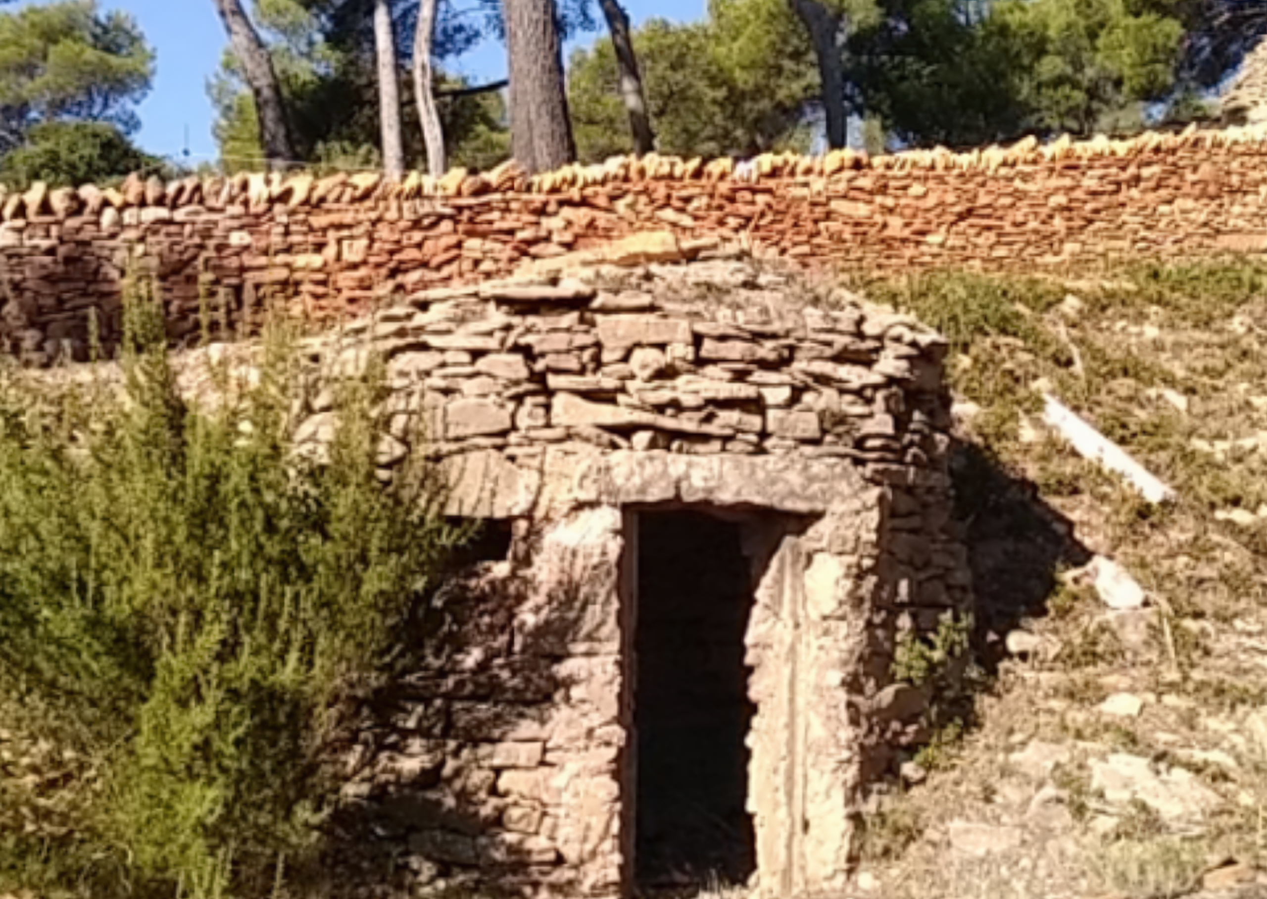 Borie en pierre sèche et mur traditionnel en Provence réalisé par artisan spécialisé