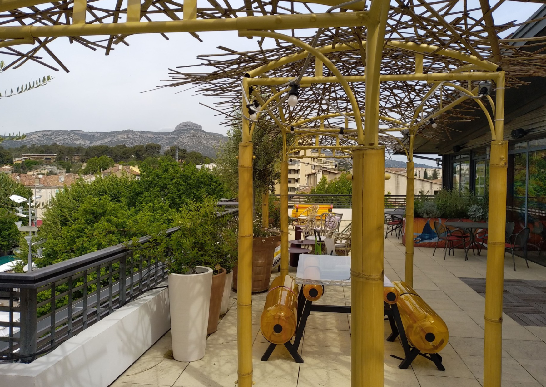 Aménagement de terrasse rooftop méditerranéenne avec pergola végétale et massifs en hauteur