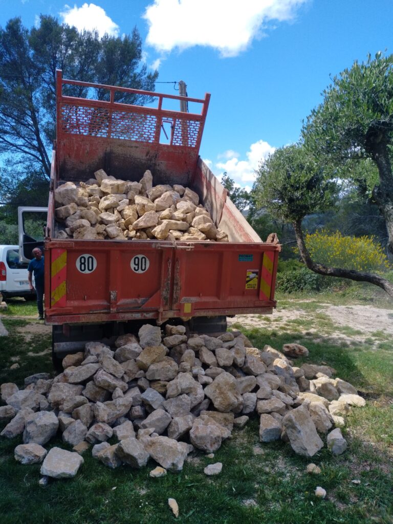 Livraison de pierres naturelles issues de carrière pour aménagement paysager méditerranéen