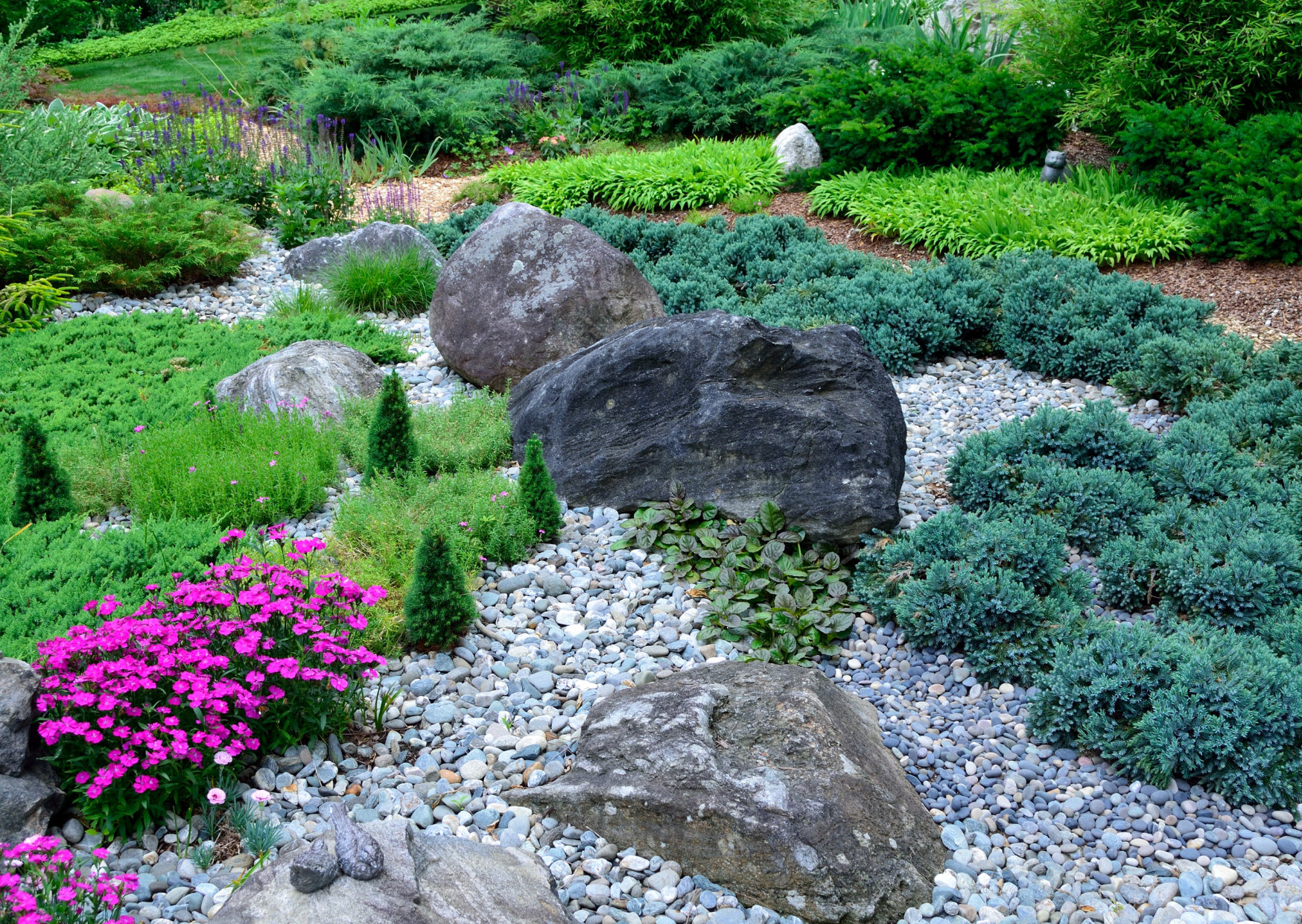 Création de rocaille avec pierres naturelles et plantations pour jardin minéral paysager